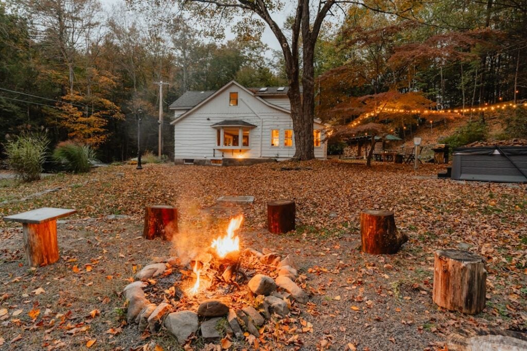 how far should fire pit be from house​